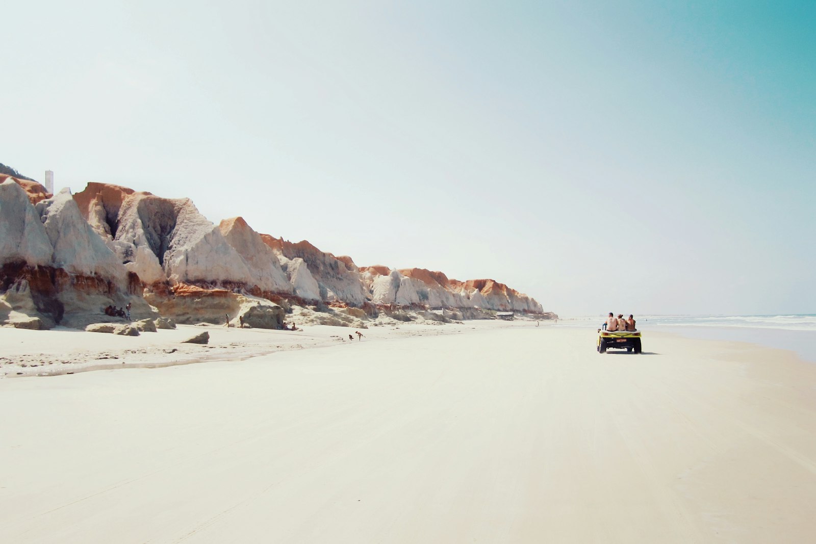 Buggy atravessando as dunas no litoral do Nordeste brasileiro