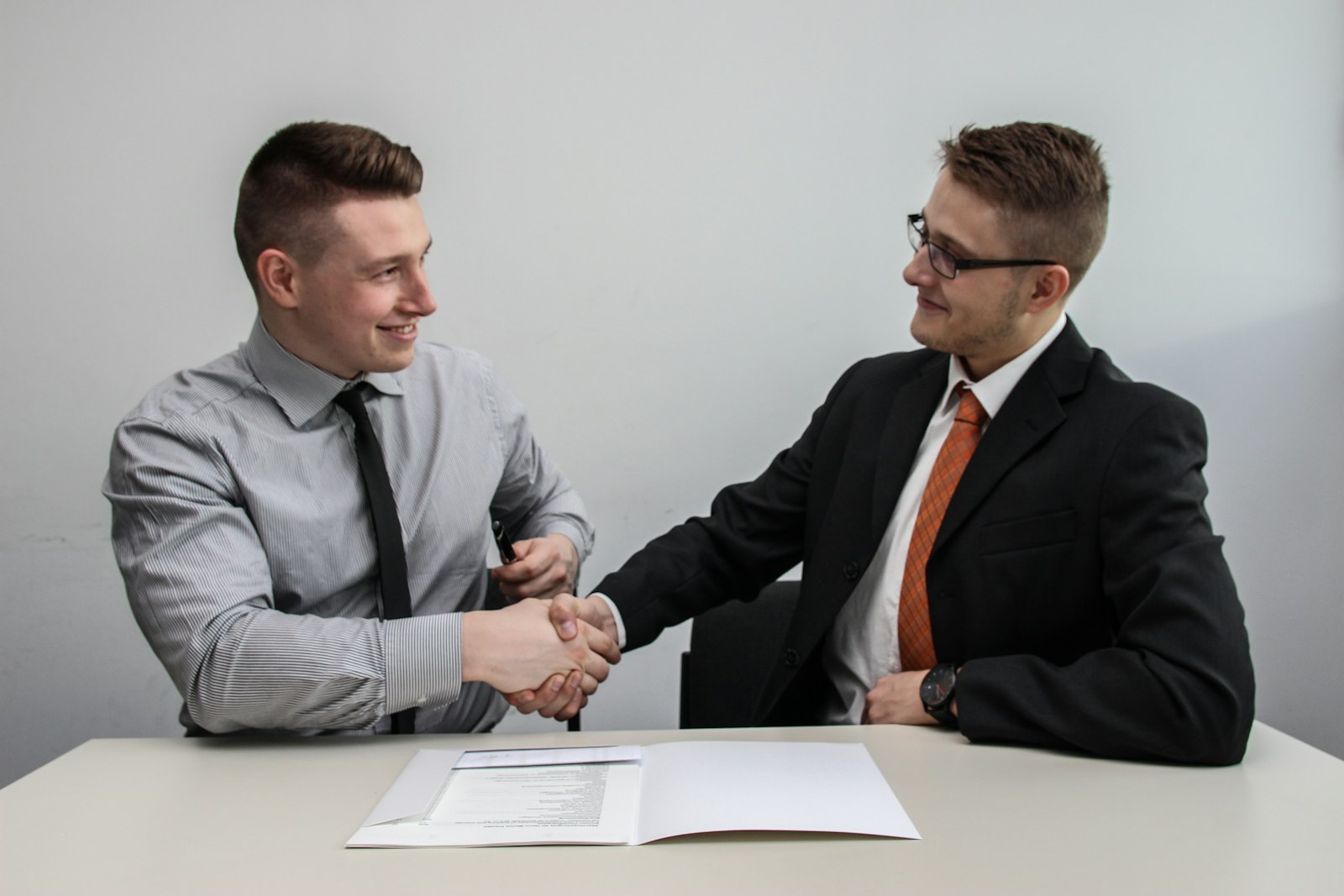 Aperto de mãos entre executivos após fechamento de contrato corporativo