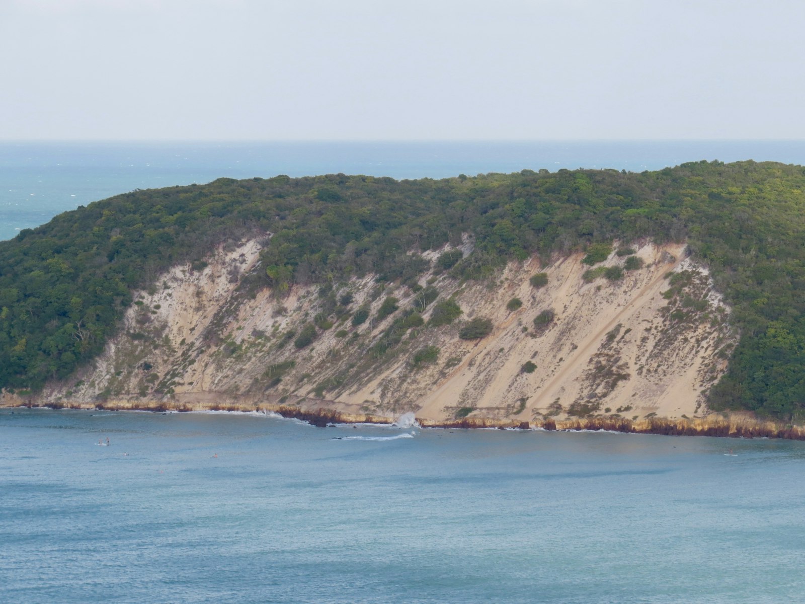 Praia de Ponta Negra, em Natal, com o Morro do Careca ao fundo