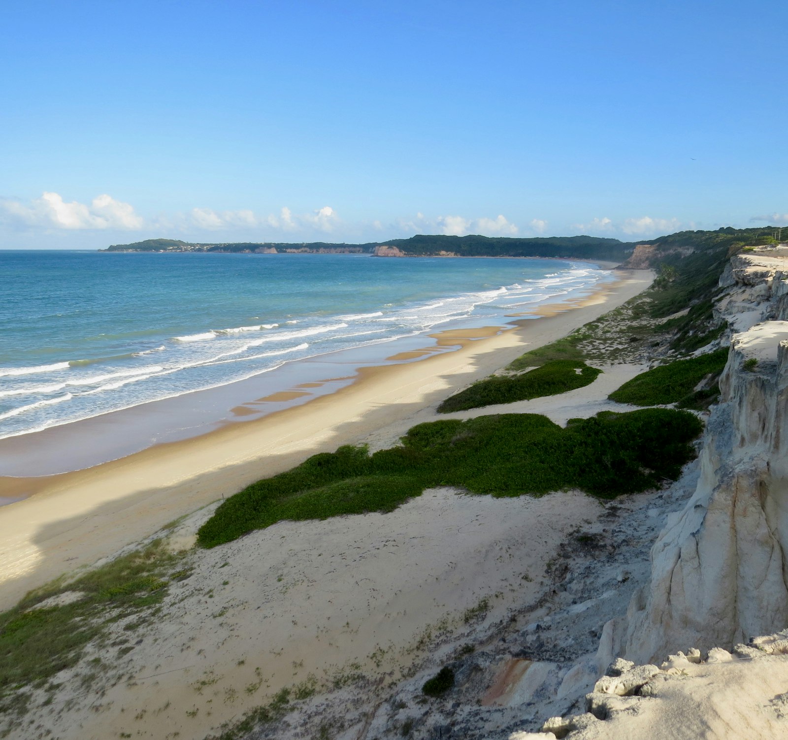 Falésias e mar da Praia de Pipa, no litoral sul do Rio Grande do Norte