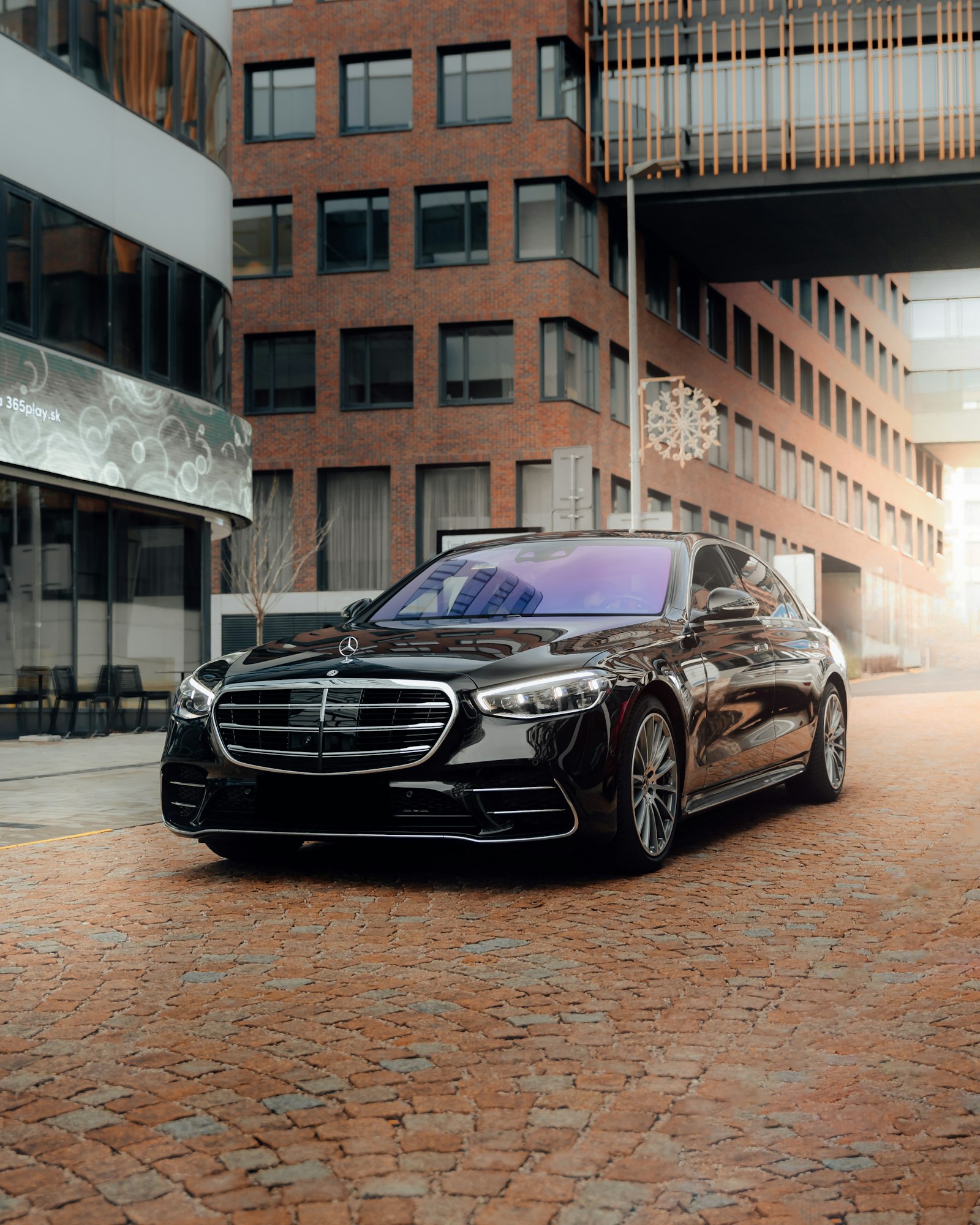 Sedan executivo Mercedes-Benz preto, frente em destaque