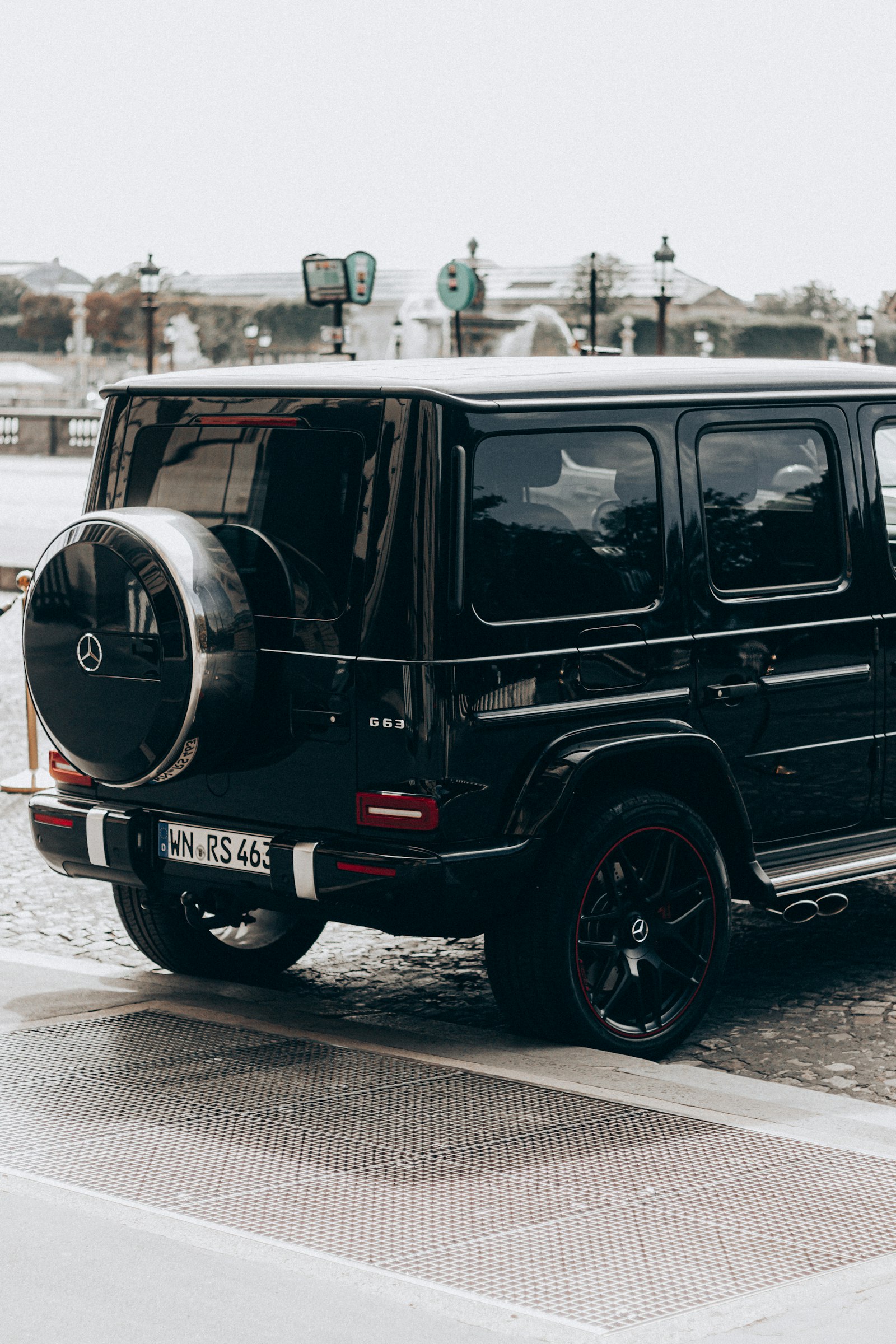 SUV executivo Mercedes-Benz preto em estrada, lateral