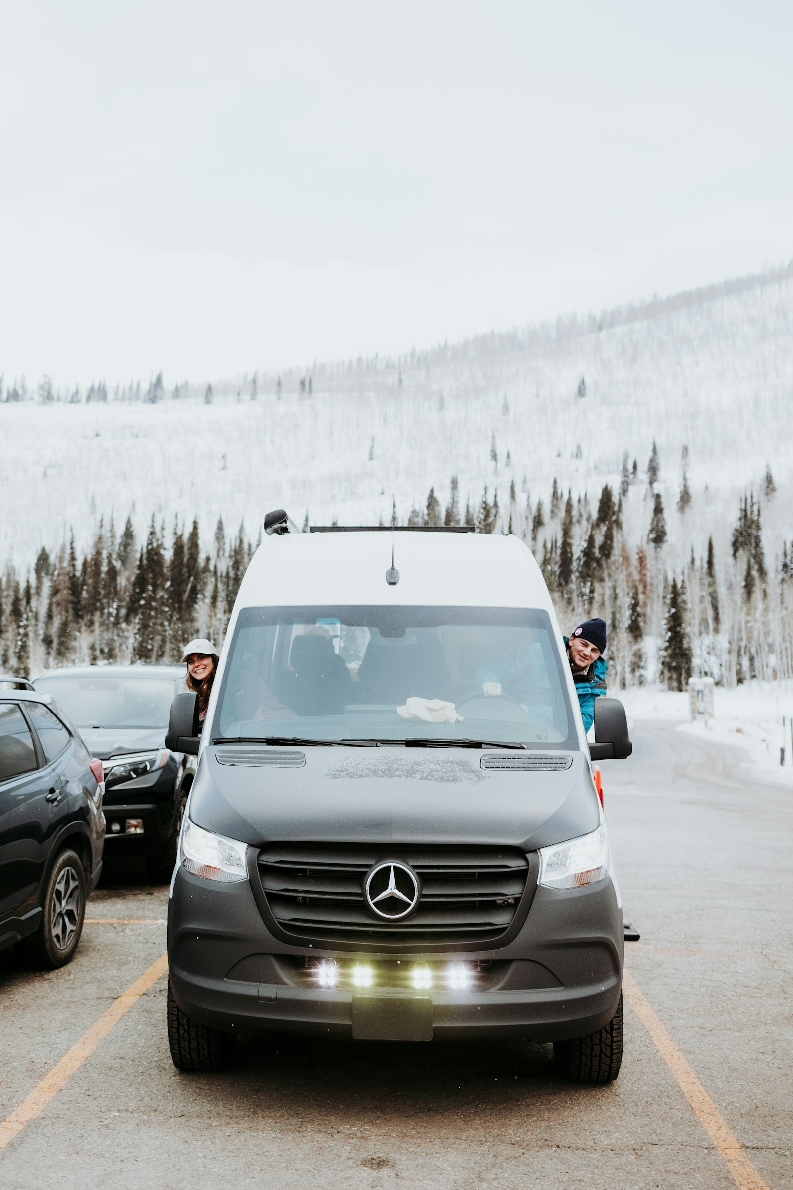 Van executiva Mercedes-Benz preta, porta deslizante aberta